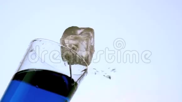 冰落碎玻璃蓝色液体视频的预览图