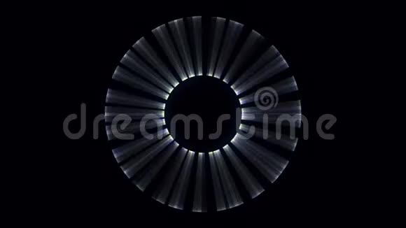 白色和蓝色的闪光条纹在黑色背景上围绕黑色圆圈旋转动画新生儿叶片视频的预览图