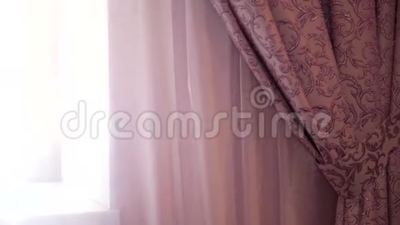 酒店客房内漂亮的窗帘紧闭视频的预览图