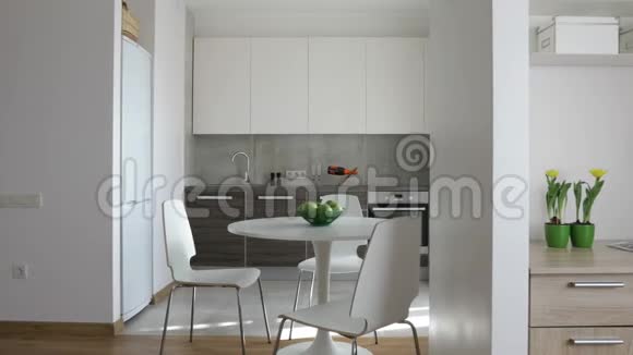 4K斯堪的纳维亚风格的现代公寓内部厨房和工作场所运动全景图视频的预览图