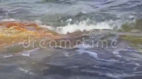 海上冲浪波浪在海岸岩石上流动原始视频没有任何处理1920x1080页视频的预览图