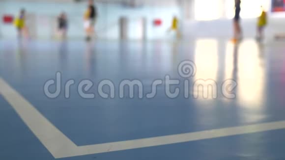 为儿童提供足球训练室内足球青年球员与足球在一个运动场视频的预览图