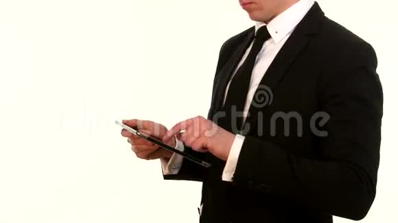 商人用他的白色智能手机视频的预览图