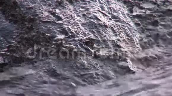强烈的波浪在危险的岩石上冲洗关闭缓慢的运动视频的预览图
