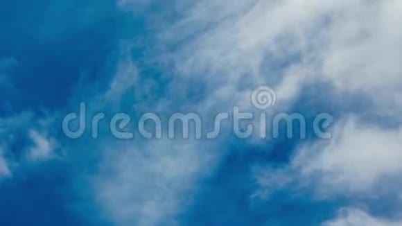 阳光明媚的虫日里蓬松的云朵的时间推移视频的预览图