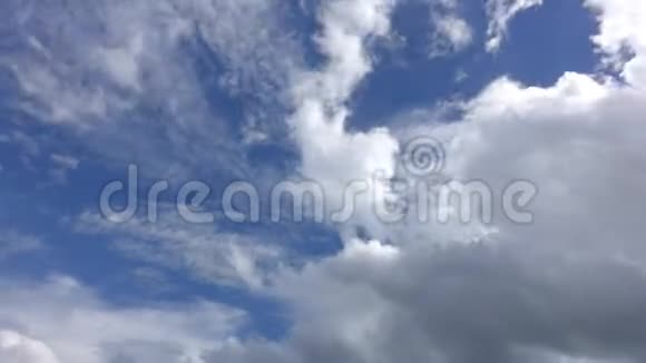 云在她的天空中移动视频的预览图