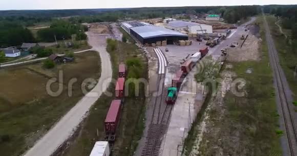 货运列车靠近木工厂木工厂鸟瞰图视频的预览图