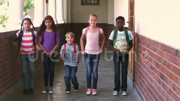 快乐的小学生在走廊的空中跳跃视频的预览图