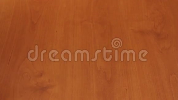 木制桌子上的钞票视频的预览图