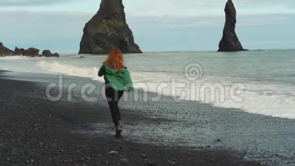 女人在海滩上慢跑视频的预览图