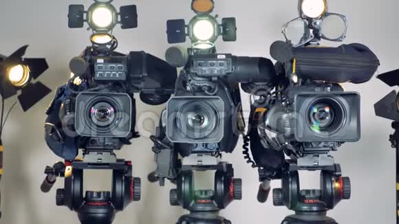 三个摄像机的镜头放大视频的预览图