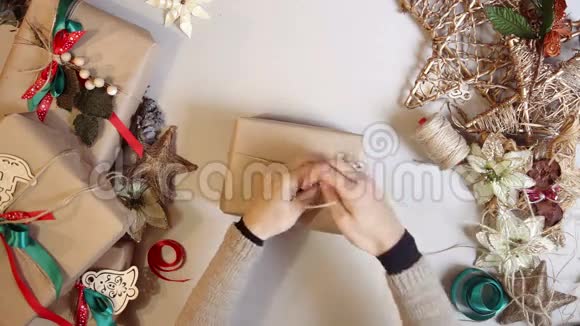 顶景女士包装圣诞礼物视频的预览图