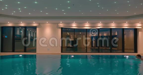 男人和女人在室内游泳池游泳视频的预览图