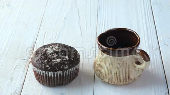 巧克力蛋糕和一杯咖啡放在白色的木桌上视频的预览图