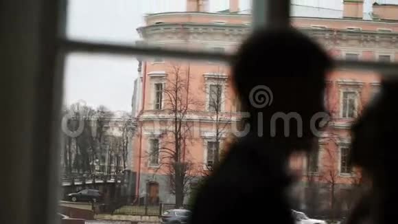 可爱的年轻夫妇住在窗户附近视频的预览图