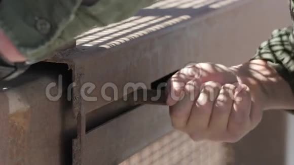 美国和墨西哥边境巡逻员保护栅栏门视频的预览图