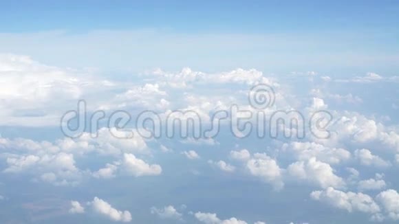 从飞机窗户看到的云和天空视频的预览图