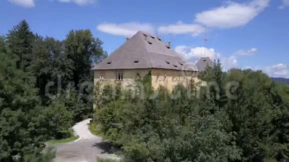 奥地利卡林西亚中世纪城堡的外观地平线上的山脉视频的预览图