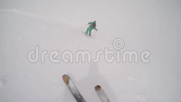 从高山滑雪下来的新鲜视频的预览图