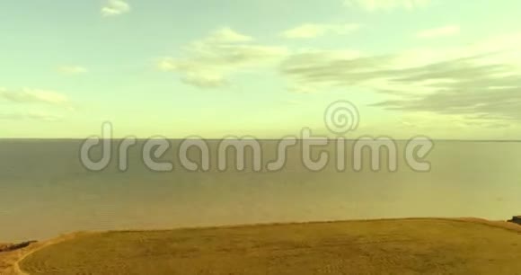 日落和海面上空云层的高空超移时间推移无人驾驶飞机在海洋银行附近飞行高速水平视频的预览图