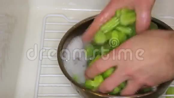 双手在碗里洗芹菜视频的预览图