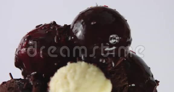 巧克力和五颜六色的糖果装饰覆盖的冰淇淋球视频的预览图