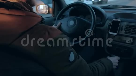 男人开车视频的预览图
