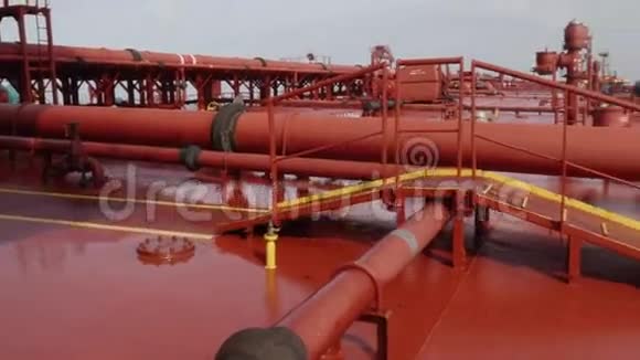 在大型原油运输船甲板上油轮视频的预览图