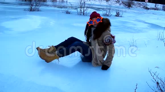 穿着橙色眼镜骑着白色冰的滑稽女孩视频的预览图