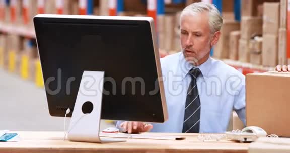 男性仓库管理员负责电脑工作视频的预览图