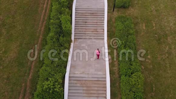 少女跑上楼梯运动空中射击视频的预览图