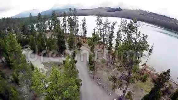 爱达荷州山湖附近美丽的露营区视频的预览图