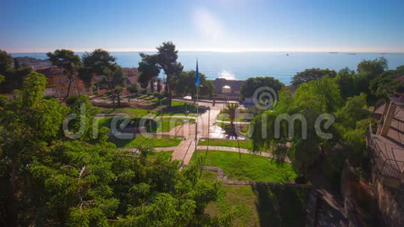西班牙太阳光天化日的圆形剧场花园和海洋全景4k延时视频的预览图