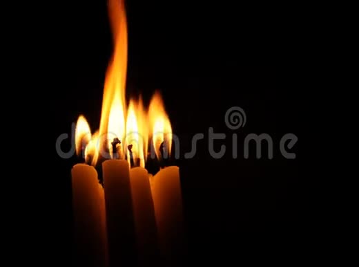 几根蜡烛在黑暗中燃烧视频的预览图