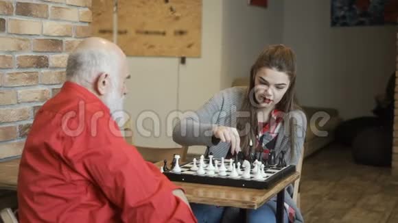 小女孩和爷爷下棋视频的预览图