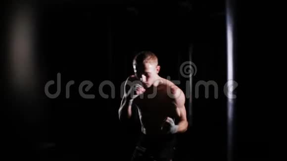 年轻人在拳击馆打拳影子拳击视频的预览图