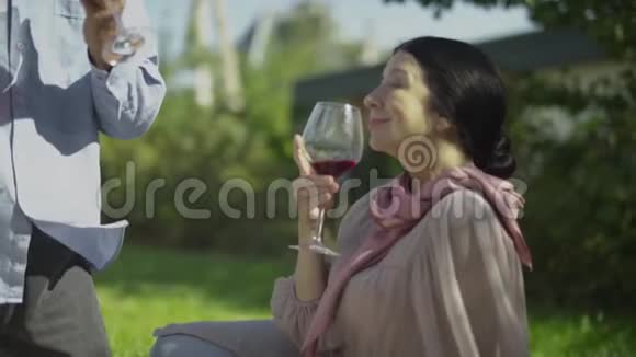 成熟的女人在户外喝酒视频的预览图