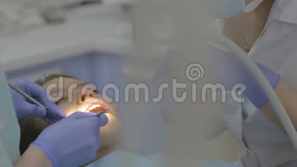 接受牙科紫外线设备治疗的女性病人视频的预览图