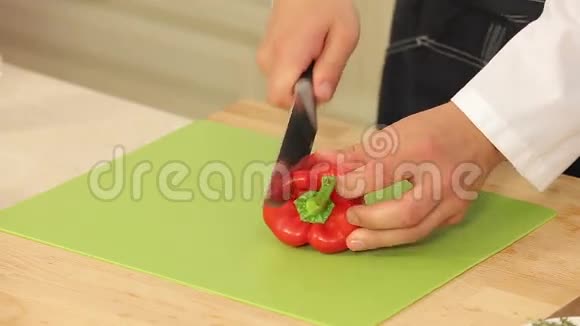 切夫正在切割板上切割红辣椒视频的预览图