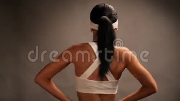 运动少女适合舞蹈现代有氧舞蹈家视频的预览图