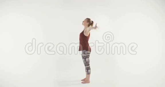 年轻的金发女人在练习瑜伽视频的预览图