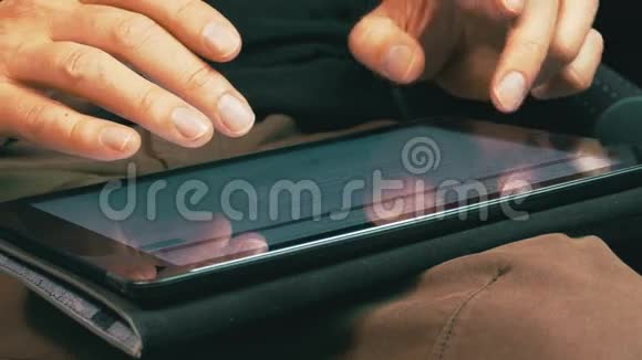 男性手在平板电脑上打字视频的预览图