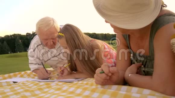 有祖父母的女孩野餐布视频的预览图