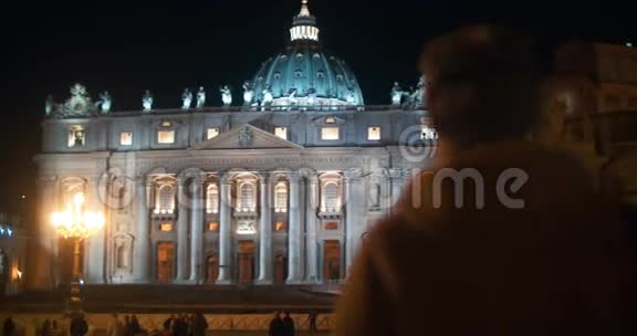 梵蒂冈城圣彼得大教堂夜景视频的预览图