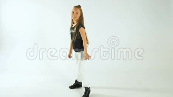 时尚的年轻模特少女穿着休闲装在白色上跳舞视频的预览图