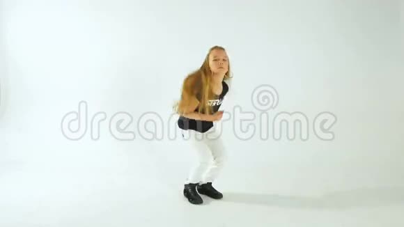 时尚的年轻模特少女穿着休闲装在白色上跳舞视频的预览图