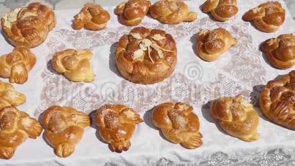 传统美味的乌克兰婚礼面包在婚礼桌上视频的预览图