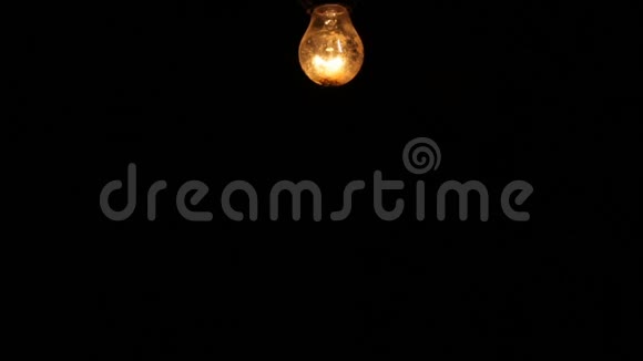 黑色背景电灯泡视频的预览图