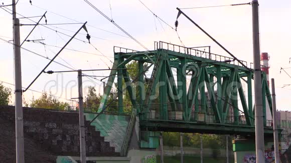 俄罗斯铁路单独的电力机车骑在桥上视频的预览图