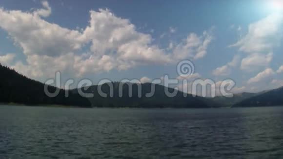 湖和森林山时间推移视频的预览图